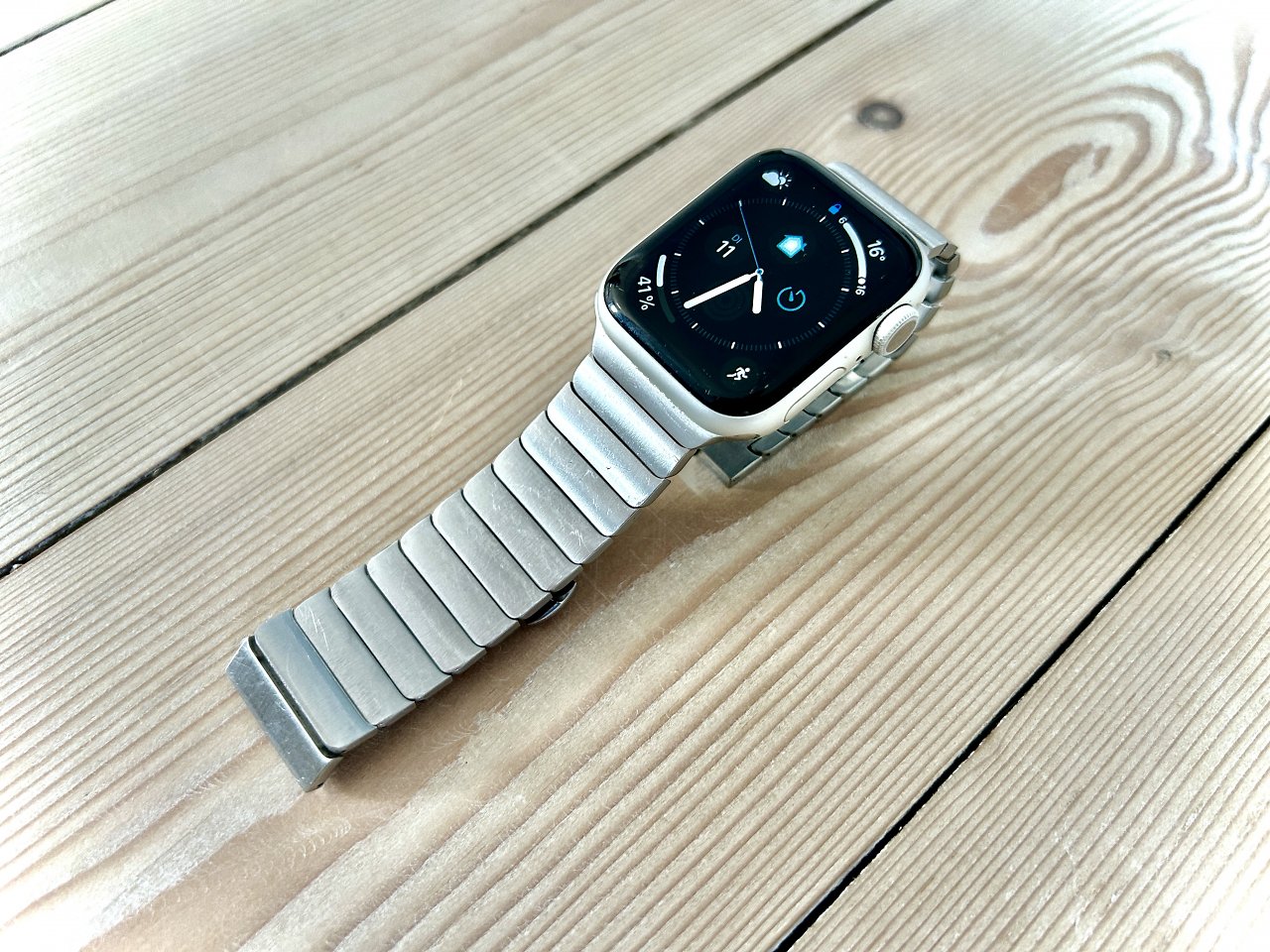 Eine Apple Watch mit alternativem Gliederarmband.