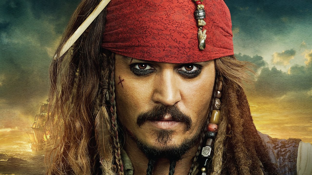 Johnny Depp als Captain Jack Sparrow blickt in die Kamera.