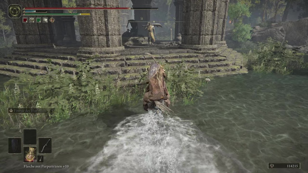 Der Spieler reitet auf zwei Gegner bei einer Statue zu