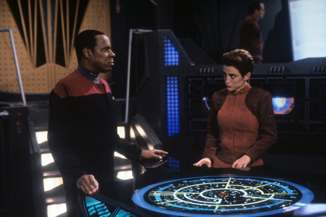 Ein widerwilliger und traumatisierter Commander Sisko tritt seinen Dienst auf der Raumstation an.