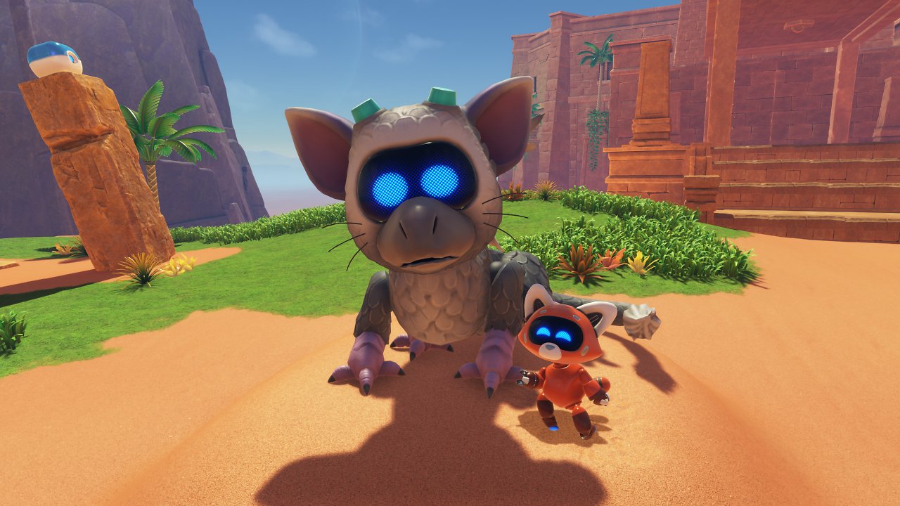 Der als roter Panda verkleidete Astro Bot steht neben dem Trico-Bot
