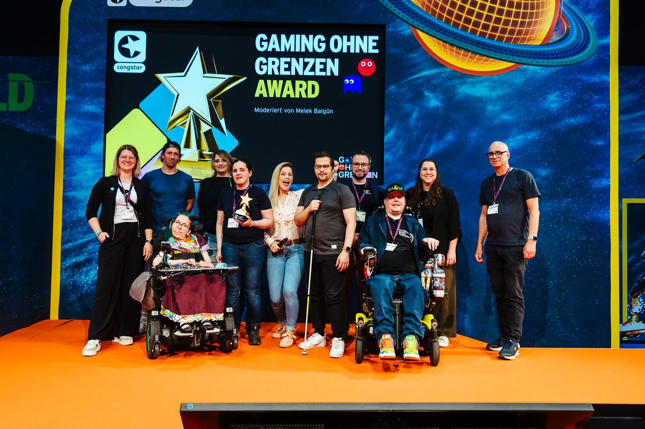 Gaming ohne Grenzen Award. v.l.n.r.: Katrin Schäfer-Hansen, Hendrik Wagener, Melanie Eilert, Linda Scholz, Svenja Ottawa, Melek Balgün, Erdin "Mr. Blindlife" Ciplak, Sven Radtke, Dennis Winkens, Saskia Moes, Thomas Feibel