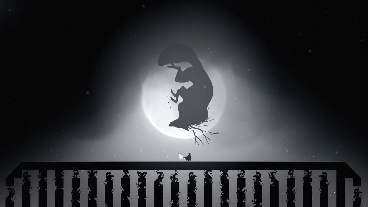 Der Schatten eines Wolfes spiegelt sich vorm Mond