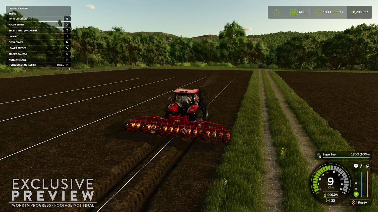 Ein Traktor fährt eine Furche in den weichen Boden