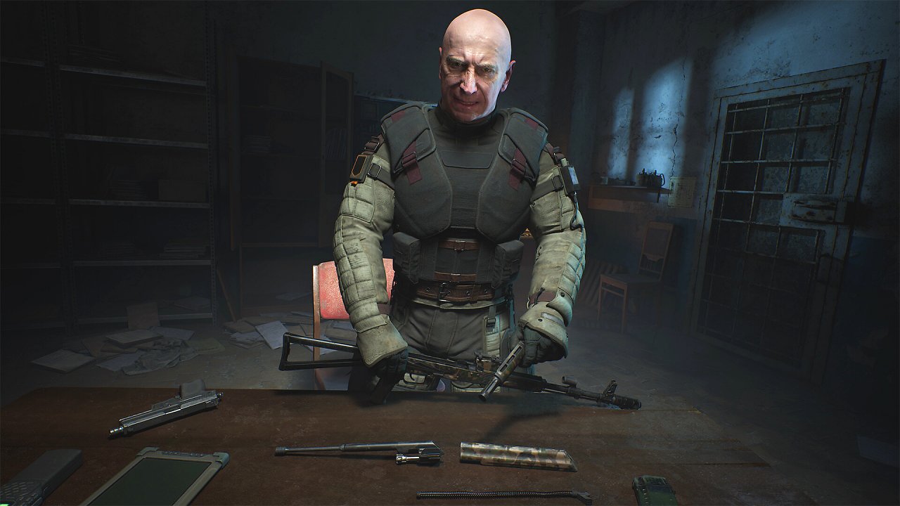 Ein Soldat zerlegt auf einem Tisch eine Waffe