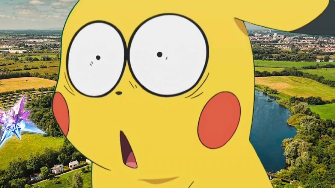 Ein erstauntes Pikachu macht große Augen.