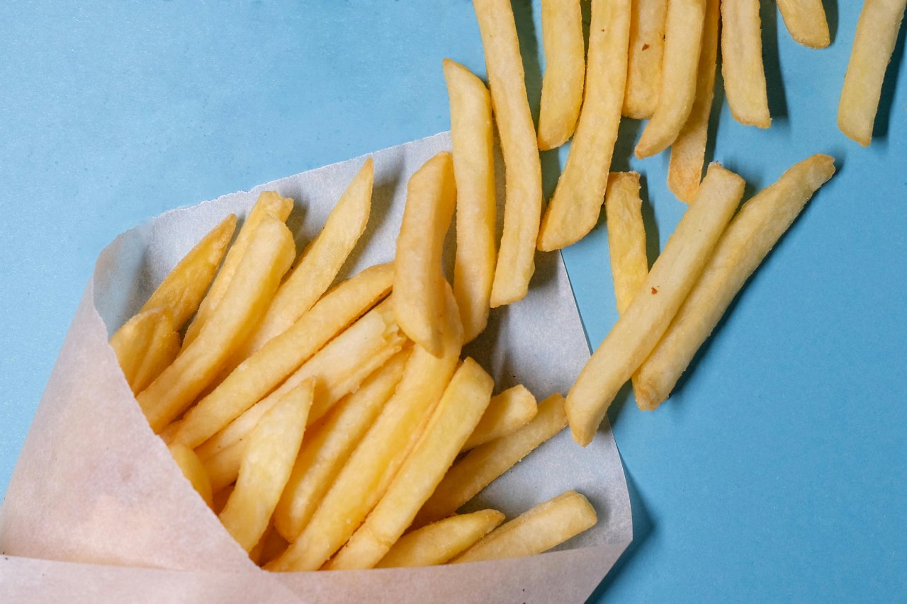 Pommes aus der Tüte.