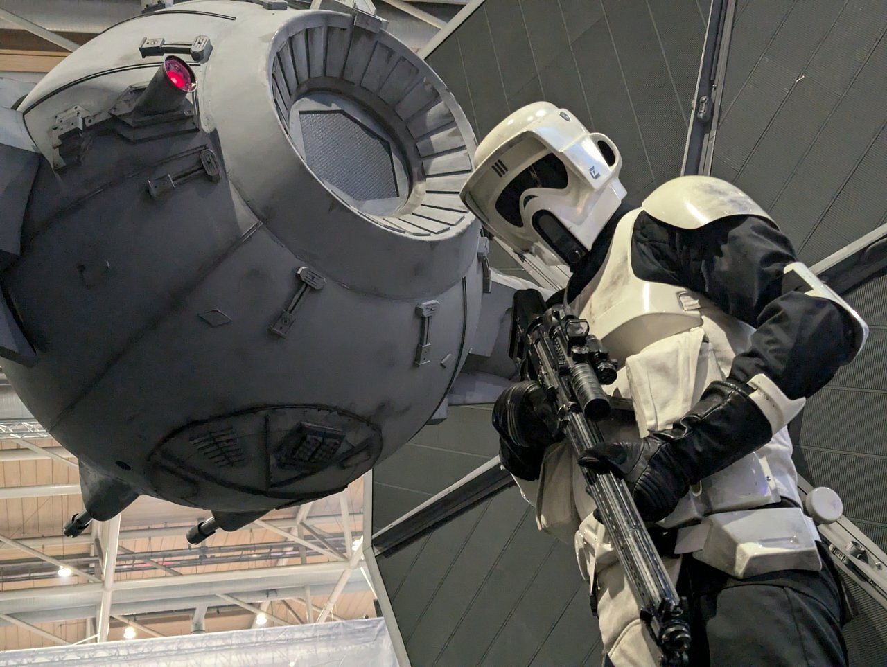 Sturmtruppler/Biker aus Star Wars vor einem Tie Fighter auf der Gamevasion 2024