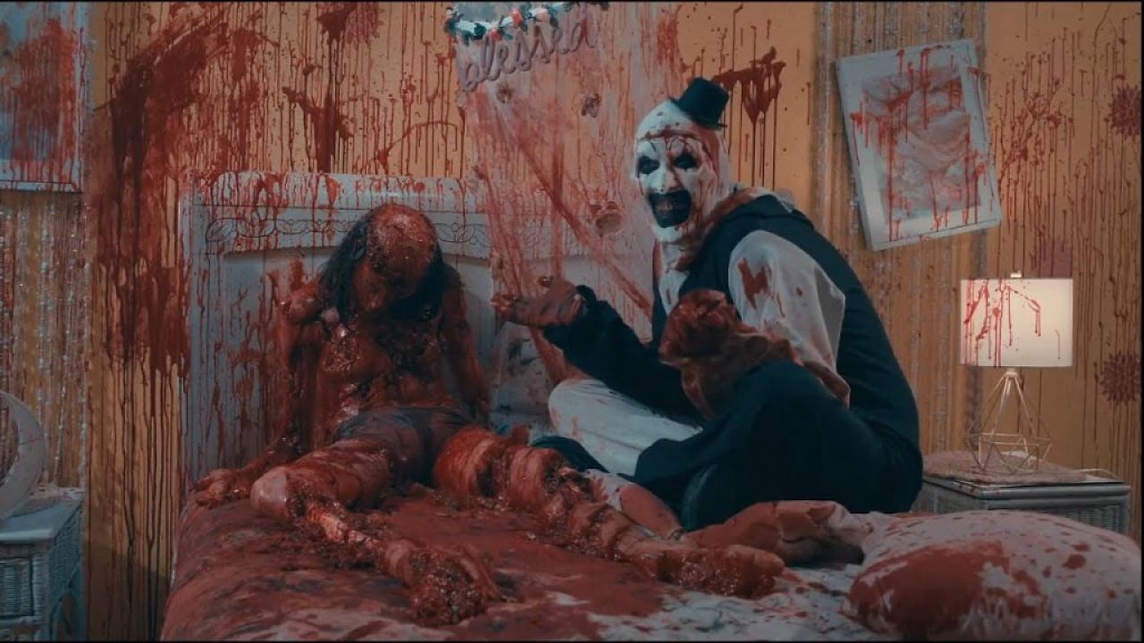 Art the Clown neben einem seiner Massaker