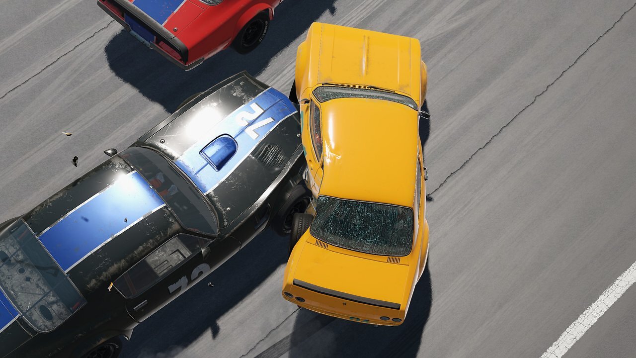 Ein schwarzes Auto fährt in Wreckfest in die Seite eines gelben Autos