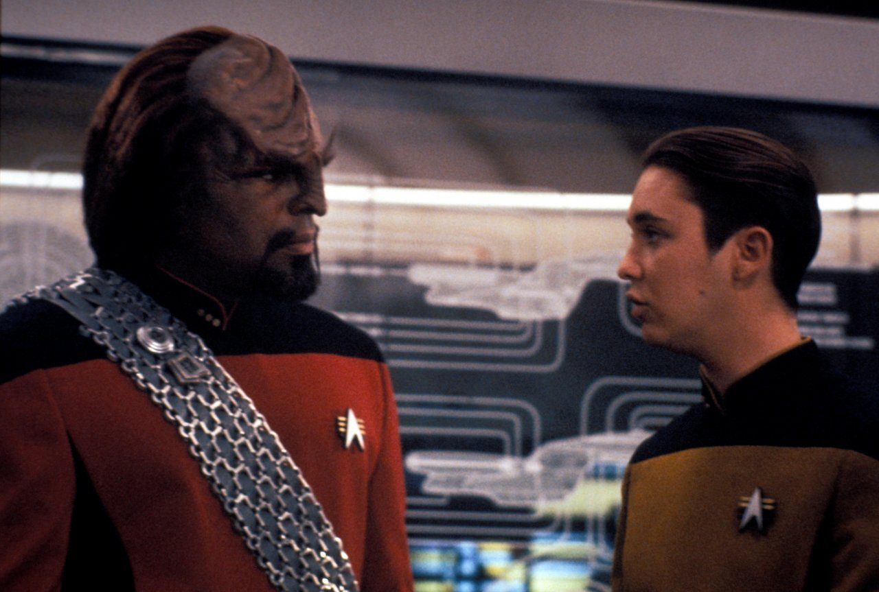 In Parallels (Parallelen) springt Worf von Realität zu Realität.