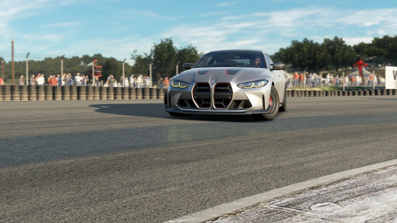 Ein silberner BMW driftet um eine Kurve