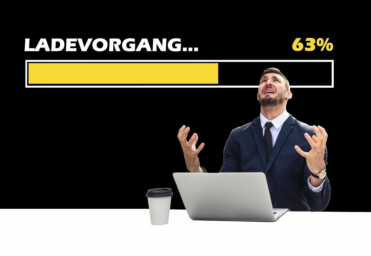 Ein Kerl sitzt völlig verzweifelt vor einem Laptop, im Hintergrund ein Ladebildschirm.