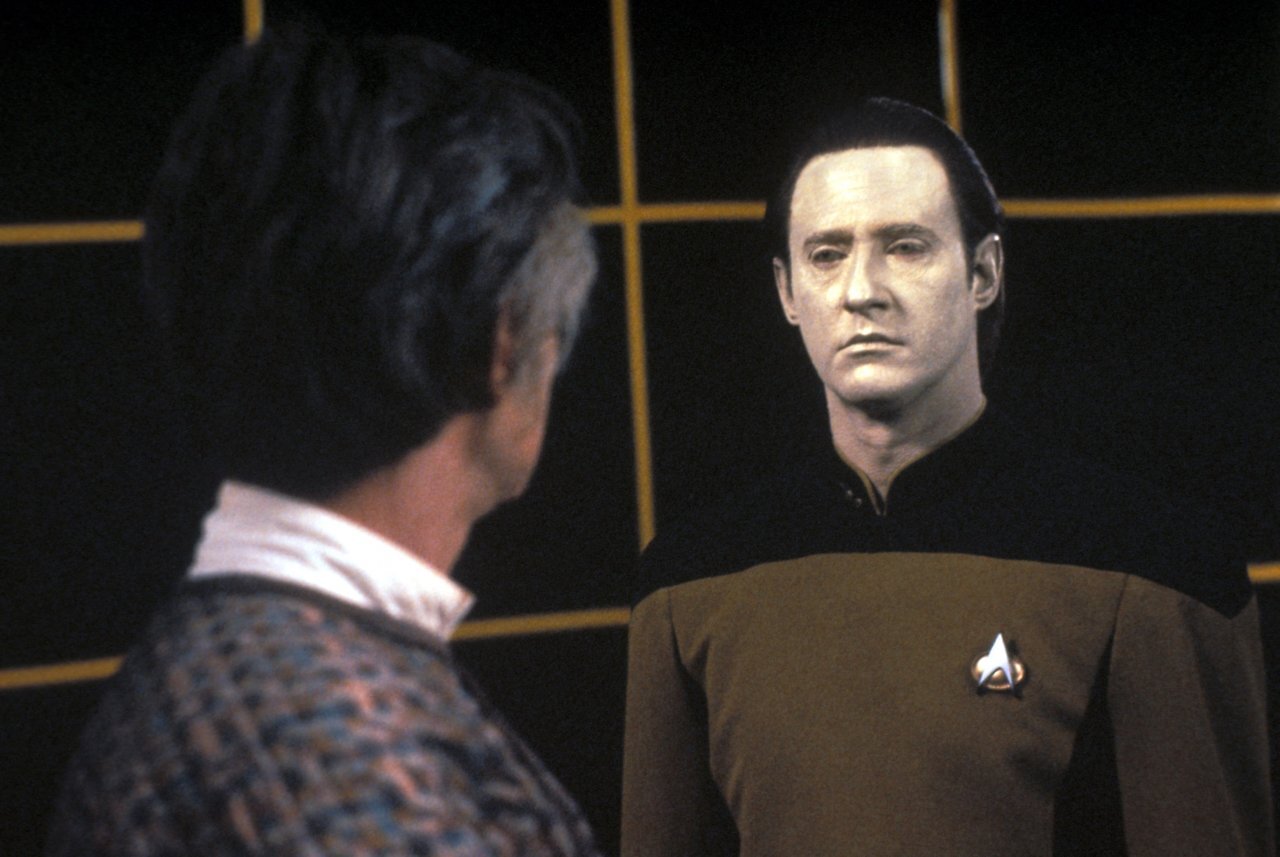 Datas Schöpfer Dr. Noonien Soong versucht, seinem Sohn die komplizierte Familiengeschichte zu erklären.