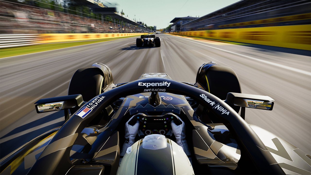 Ein Auto des ApxGP-Teams auf der Strecke