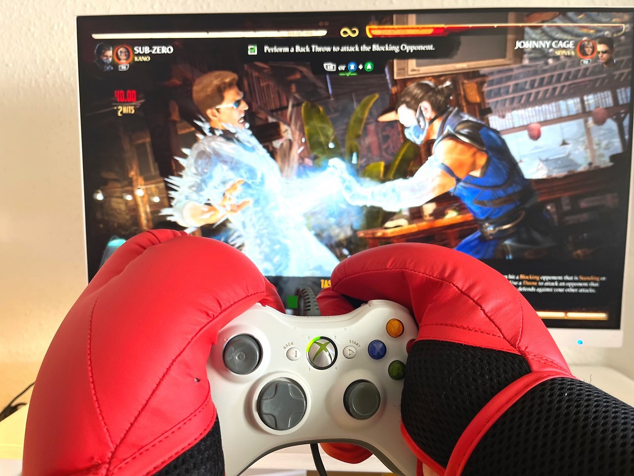 Mortal Kombat 1 mit Boxhandschuhen
