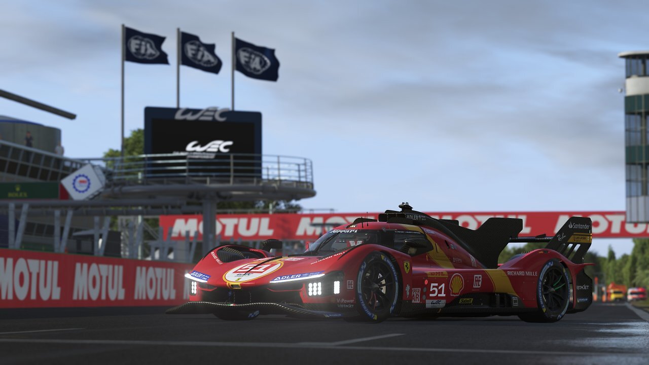 Ein Ferrari-Hypercar steht auf der Start-und-Zielgerade in Le Mans