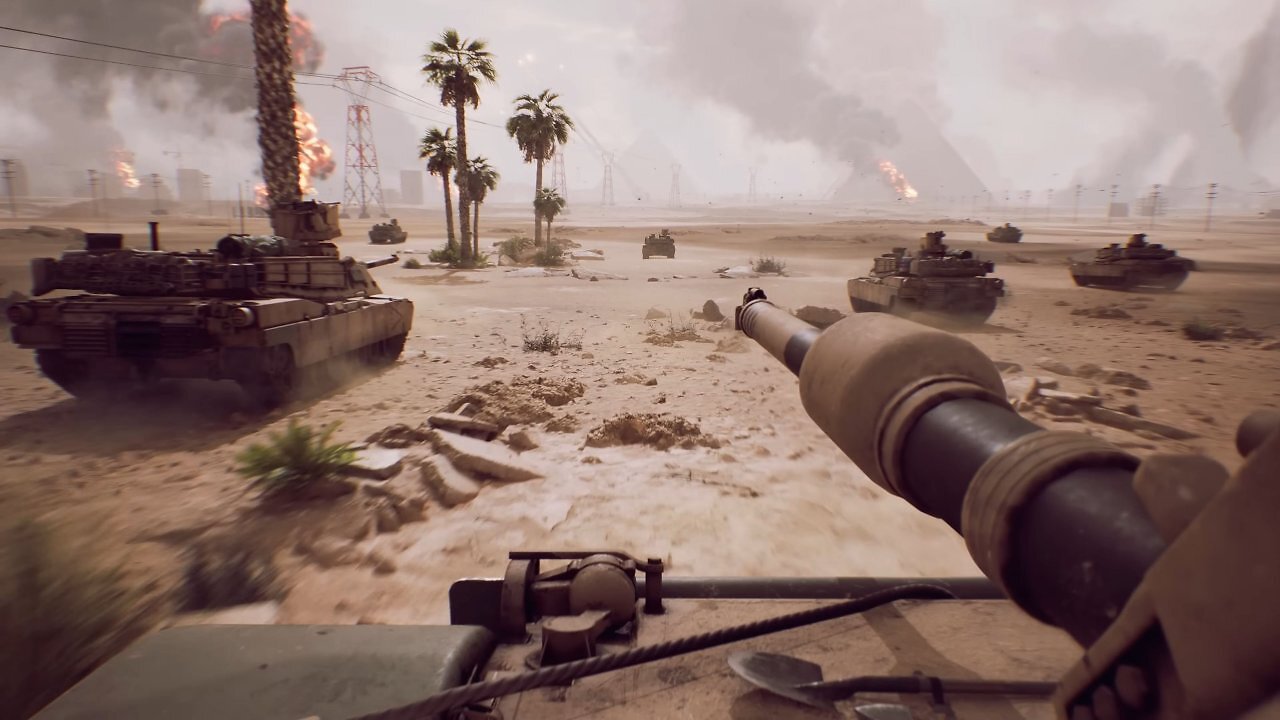 Aus der Sicht eines Panzers fährt eine Panzerbrigade durch die Wüste