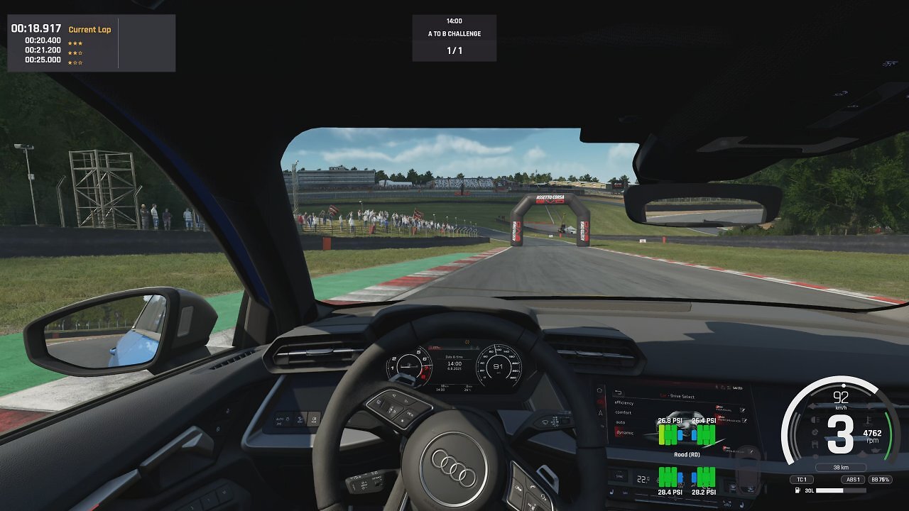 [15/08/2025] In Assetto Corsa EVO düsen wir nicht nur mit hochgezüchteten Rennmaschinen durch die Gegend, sondern auch Straßenfahrzeuge manövrieren wir über die Rennstrecken.