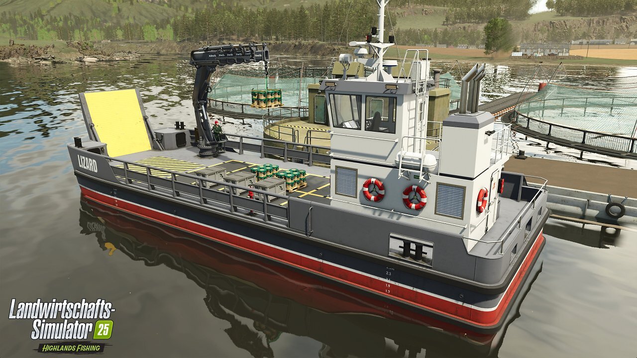 [28/08/2025] Via Kran werden Fische und Futter vom Boot an Land gebracht.