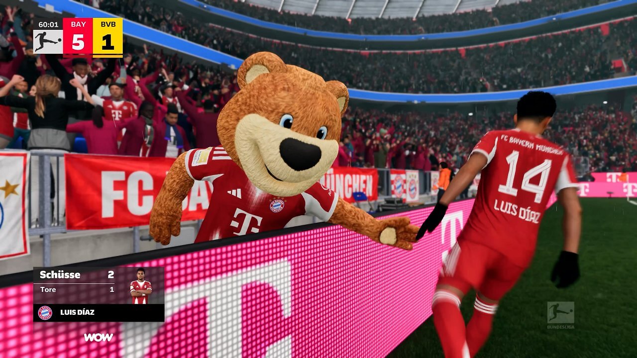 [19/09/2025] Ganz neu: Maskottchen sorgen neben dem Platz für Stimmung und jubeln mit den Spielern.