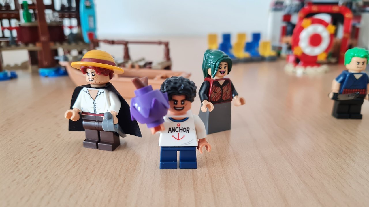 Lego One Piece-Figuren auf einem Tisch