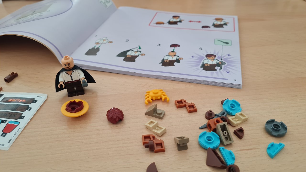 Ein Lego One Piece-Set auf einem Tisch