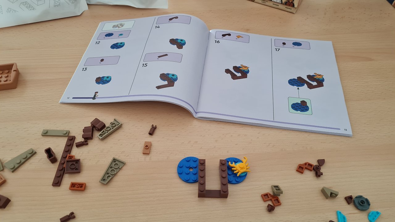 Ein Lego One Piece-Set auf einem Tisch