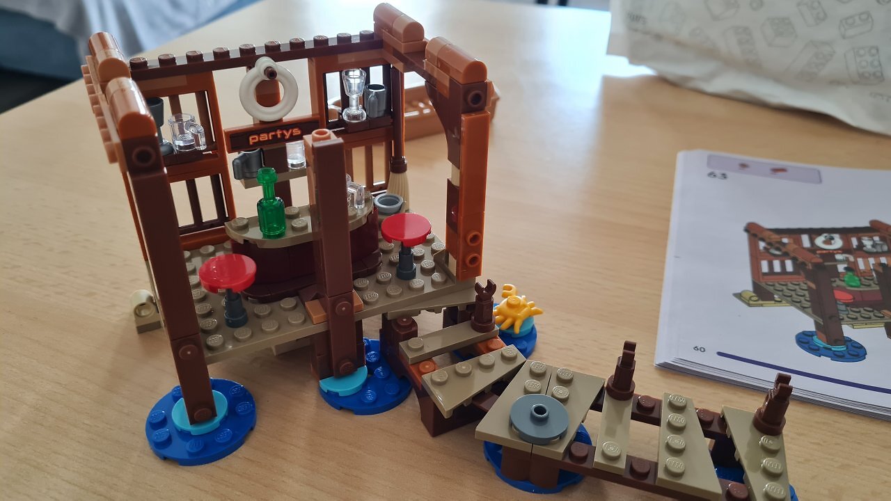 Ein Lego One Piece-Set auf einem Tisch