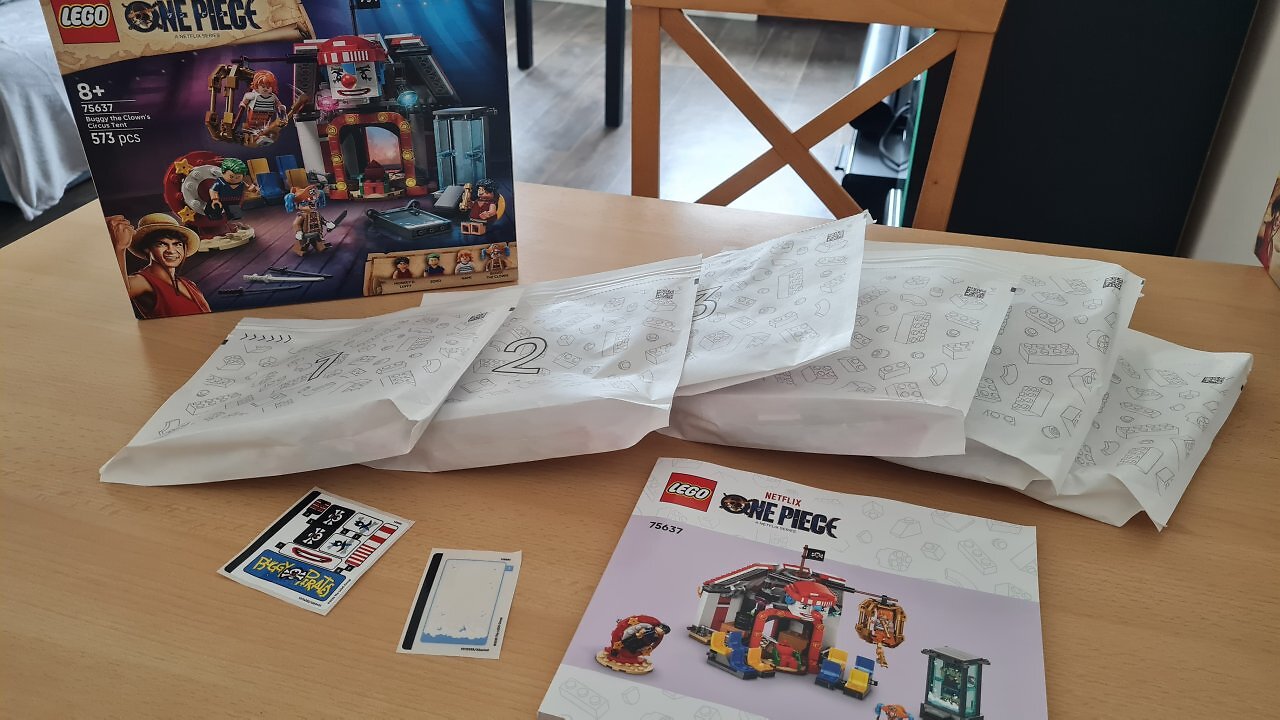 Ein Lego One Piece-Set auf einem Tisch