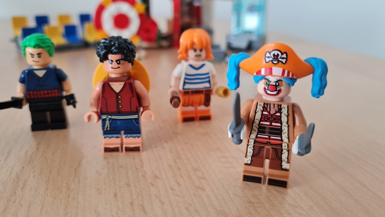 Lego One Piece-Figuren auf einem Tisch