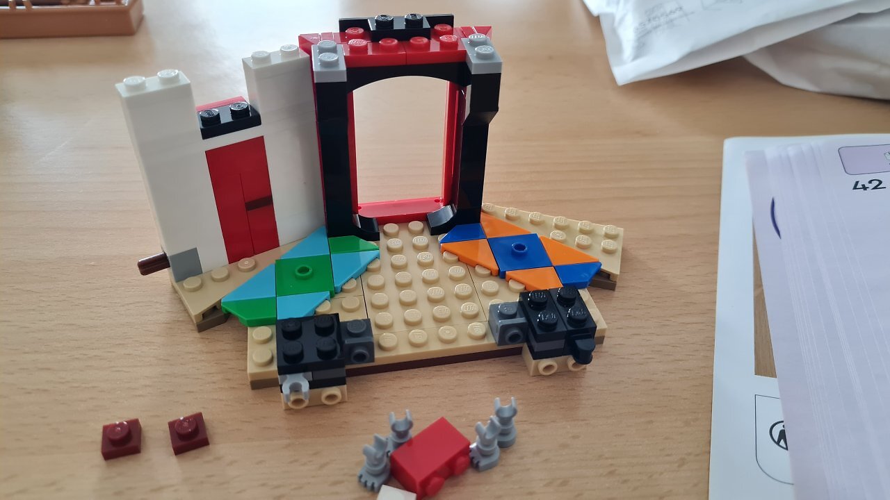Ein Lego One Piece-Set auf einem Tisch