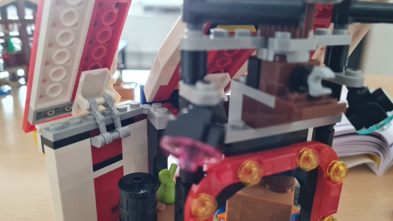 Ein Lego One Piece-Set auf einem Tisch