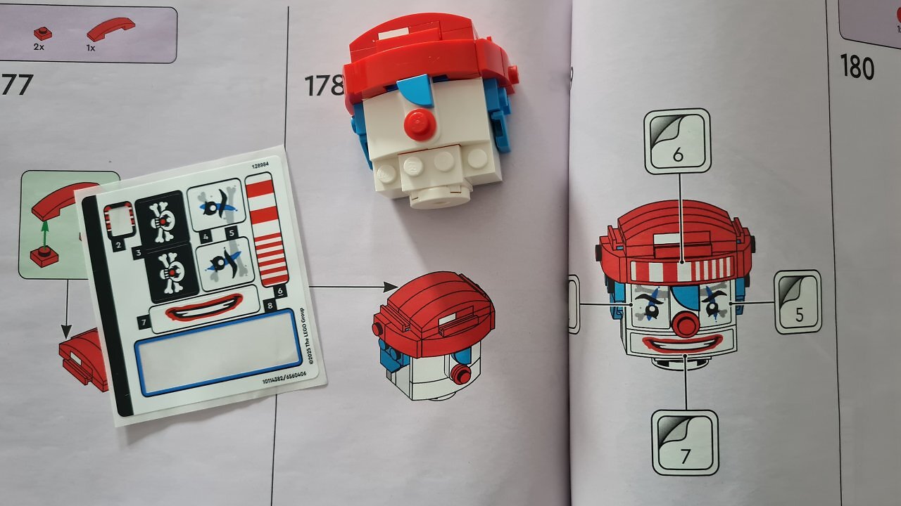 Ein Lego One Piece-Set auf einem Tisch