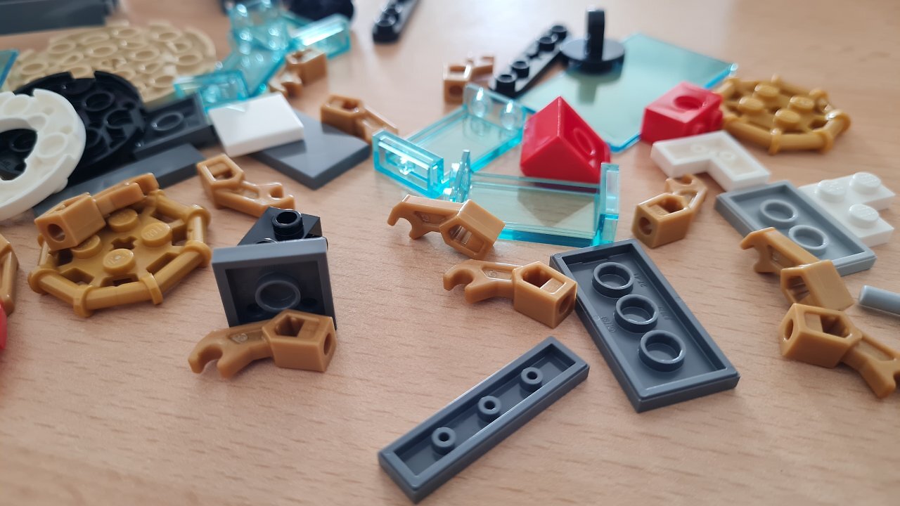 Ein Lego One Piece-Set auf einem Tisch