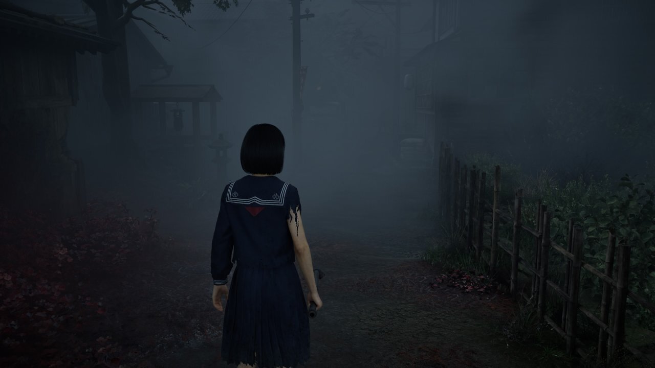 Hinako guckt auf einen nebelbehangenen Weg in Ebisugaoka in Silent Hill f.