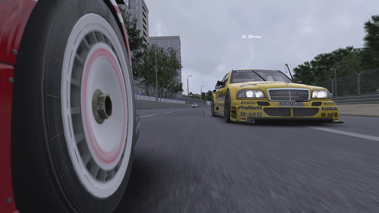 [09/10/2025] In RaceRoom können wir hinters Steuer aktueller, aber auch früherer DTM-Fahrzeuge greifen. Die Simulation ist derzeit die einzige mit offizieller DTM-Lizenz.