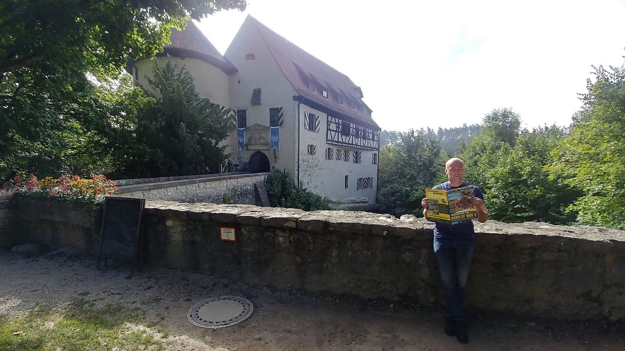[13/10/2025] Wenn du als PC-Games-Autor auf eine Führung durch Burg Rabenstein wartest, das sogenannte Schloss Ritter in Gabriel Knight 2, kommt fundierte Fachliteratur als Zeitvertreib ganz recht.