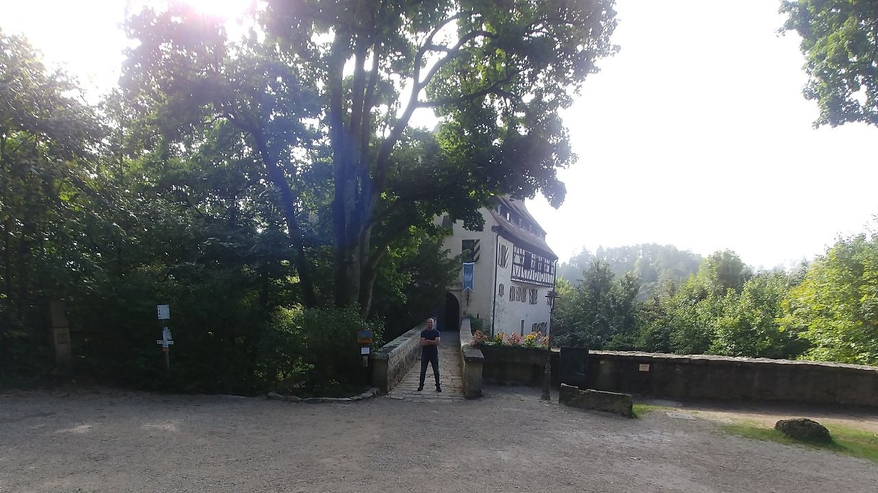 [13/10/2025] In Wahrheit liegt das Schloss in der Fränkischen Schweiz, heißt Burg Rabenstein und ist ein Hotel. Unser Autor mimt den Türsteher.&nbsp;