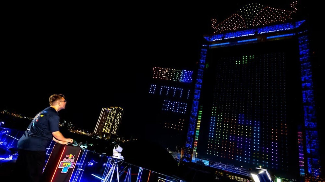 Beim Red Bull Tetris Event spielten die Finalisten auf einem 150 Meter großen, durch Drohnen visualisierten Spielfeld.