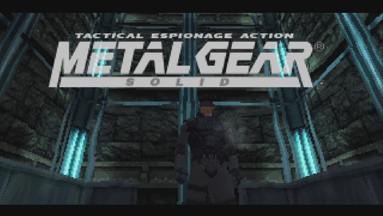[13/12/2025] Wenn das mal kein Einstand ist: MGS wird mit vielen Cutscenes samt darübergelegten Credits eröffnet und zelebriert auch die Titeleinblendung wie ein Kinofilm.