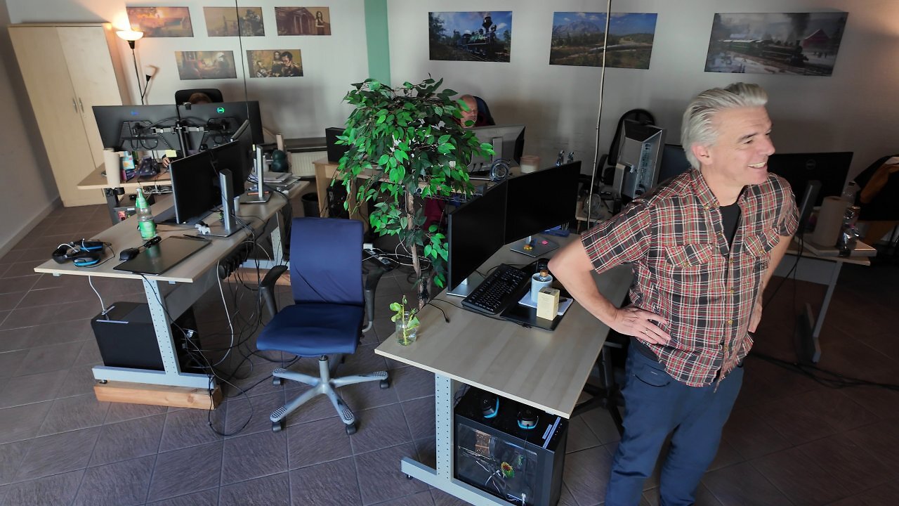 [22/01/2026] Studioleiter Daniel Dumont (rechts) führt uns durch das Studio. Hier zu sehen: das Reich der Grafik- und Animationsabteilung.