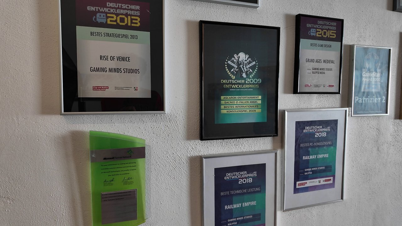 [22/01/2026] An der Wand des Büros von Daniel Dumont hängen zahlreiche Awards, die das Studio mit seinen bisherigen Spielen gewinnen konnte.