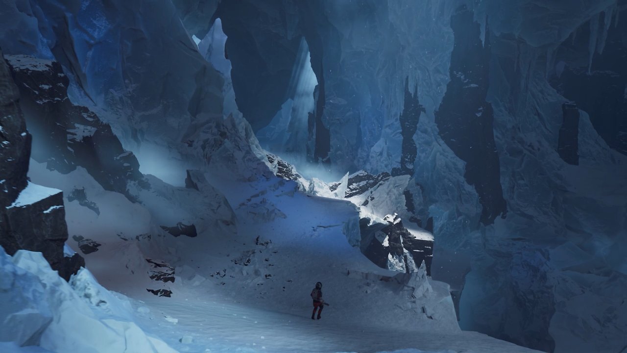 Ariane befindet sich im Inneren einer Eisspalte. Überall ragen spitze Felsen aus dem Eis.