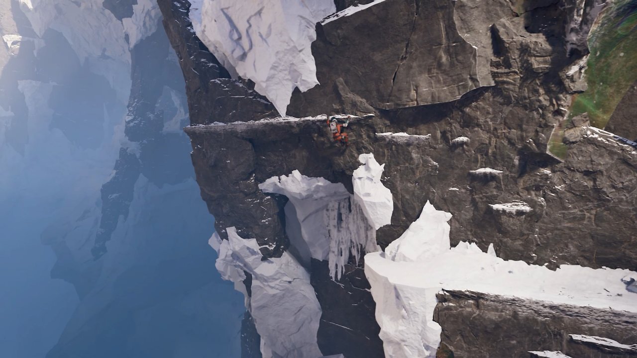 Ariane klettert an einer Felswand entlang. Viele Teile des Berges sind mit Schnee bedeckt.