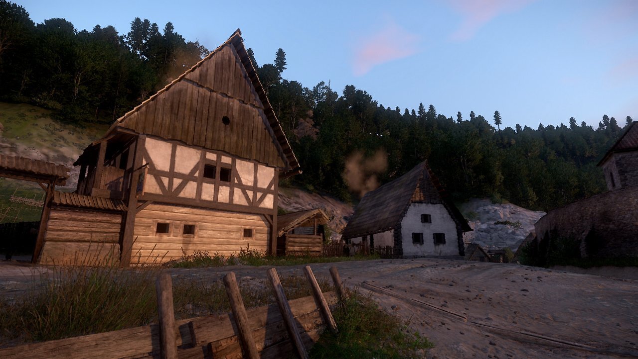 Ein Bauernhof im Abendlicht.
