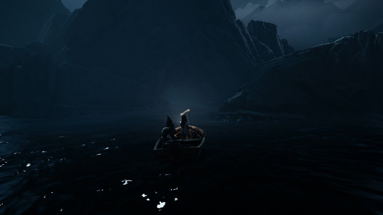 Die Kinder befinden sich auf einem Boot auf dem Meer vor einer Höhle.