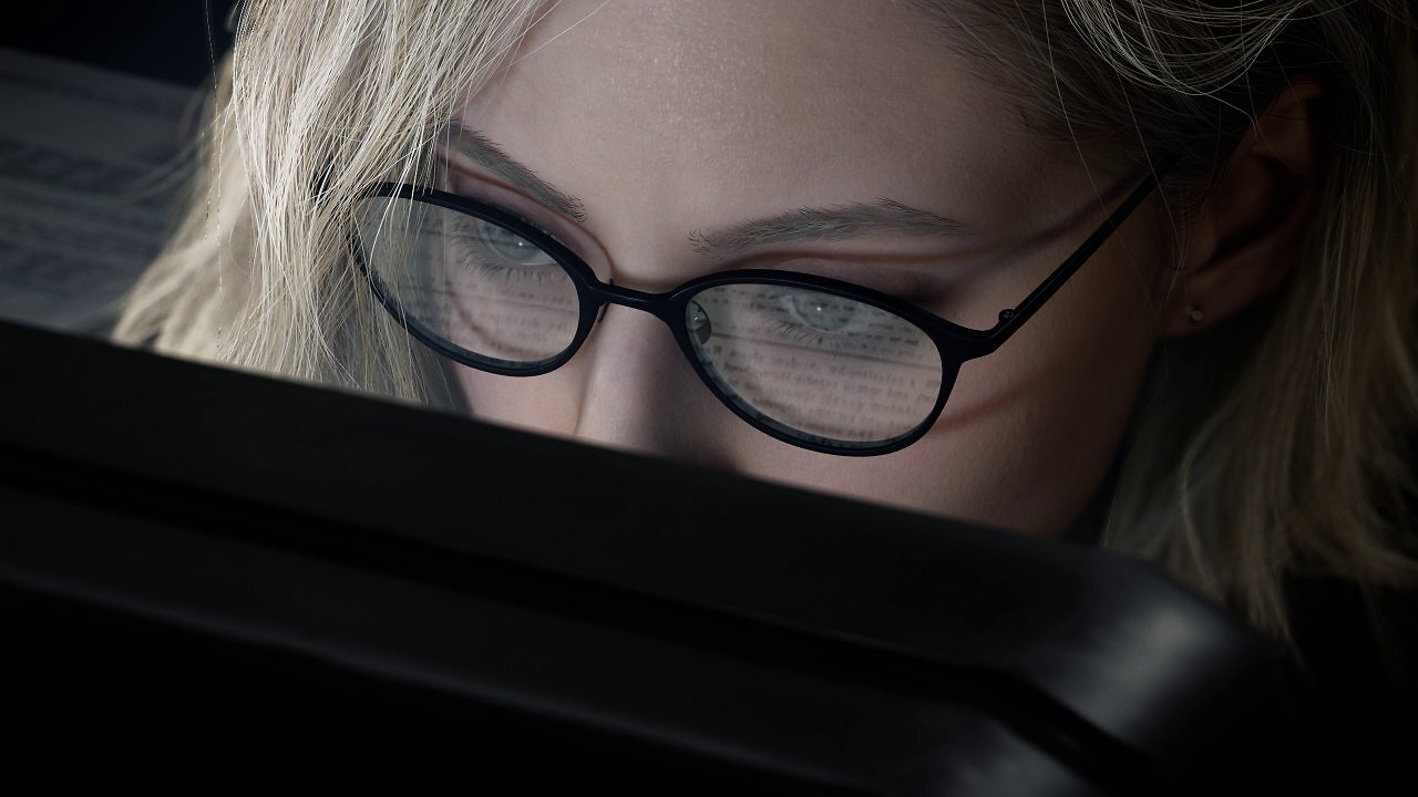 Nahaufnahme von Grace, die etwas auf einem Monitor liest. Nur ihre Augen sind zu sehen.