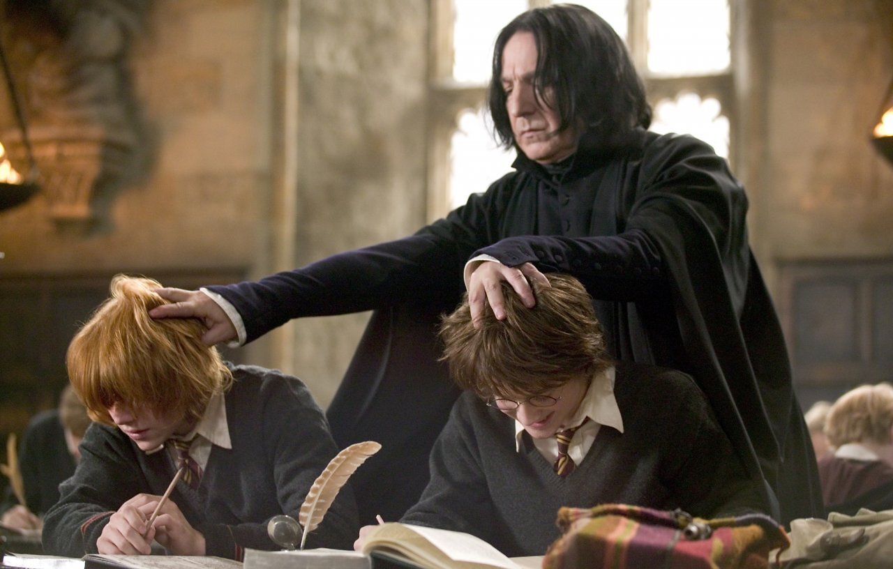 Szene aus den Harry Potter-Kinofilmen. Snape ermahnt Ron und Harry.