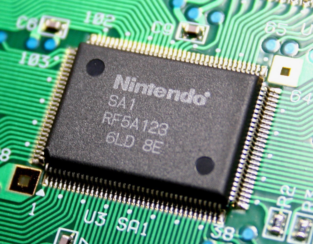 [31/03/2026] Der auf dem Modul verbaute SA1-Chip fungiert als Co-Prozessor und ermöglicht die flüssige Darstellung der schicken Render-Optik auf der betagten SNES-Hardware.